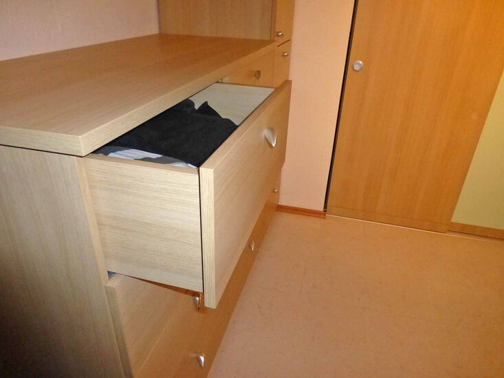 schrankraum-und-ankleidezimmer-grosse-tiefe-laden