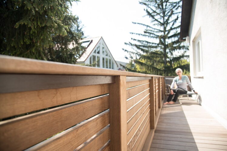 Thermo Esche für Holzboden und Gelaender auf der Terrasse