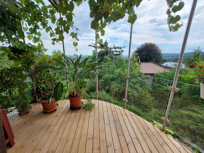 Holzterrasse-mit-Blick-auf-Baden