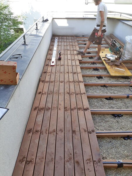 Holzterrasse Thermo-Esche - Verlegung-der-Bretter