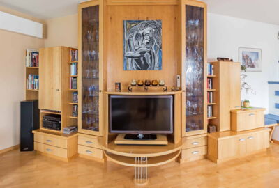Wohnzimmer klassisch - Einbaumöbel und Solitär mit Deckenverbau