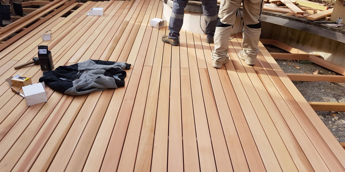 Holzterrasse bauen - Zedernholz Terrasse mit Unterkonstruktion