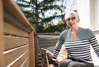 Terrassenbereich mit Bodenbelag und Geländer aus Thermo Esche